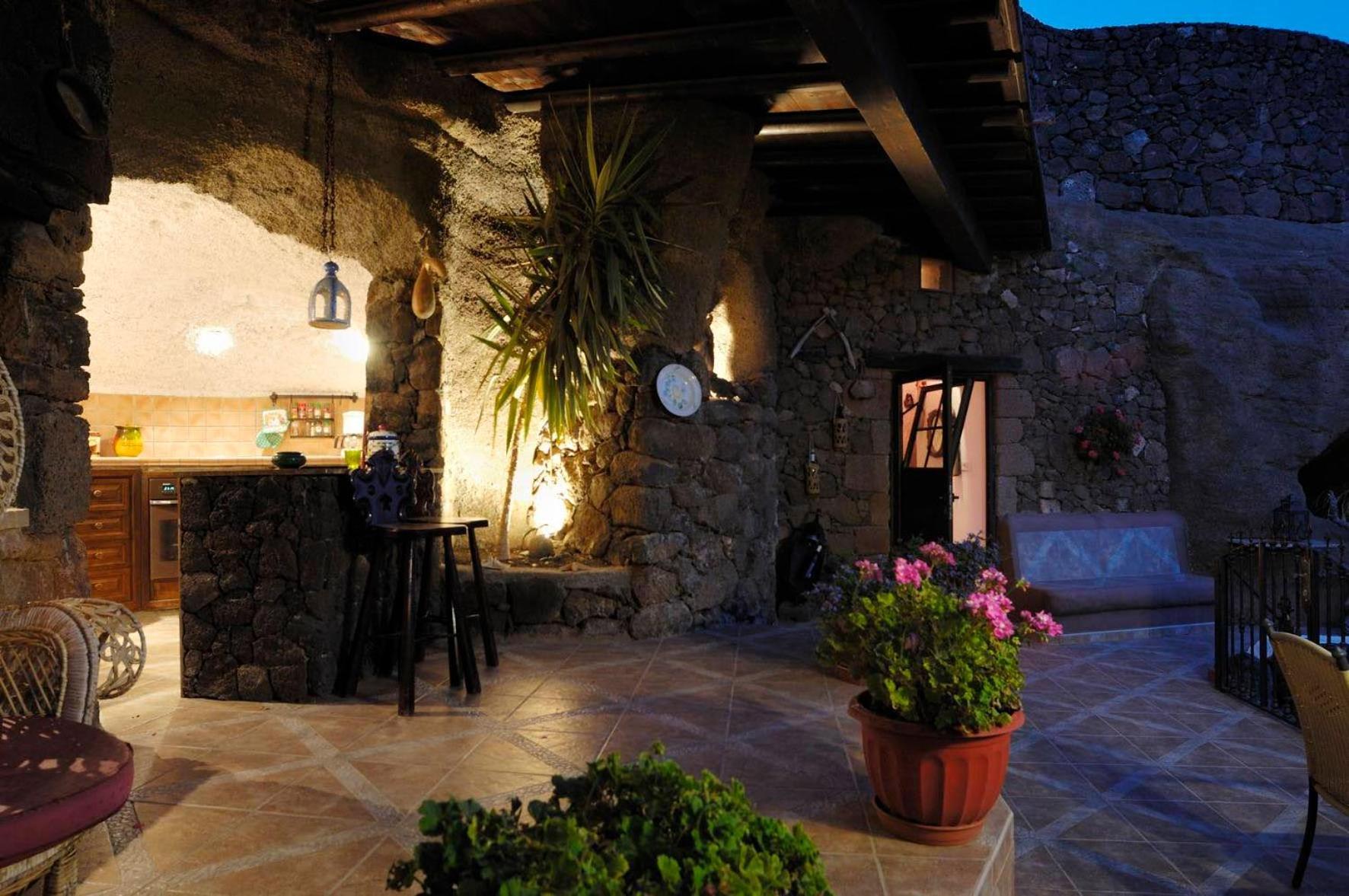Castillo Lanzarote Villa Sophie - Luxury Villa -Sleep In A Volcanic Cave With Heated Pool Tías Eksteriør bilde